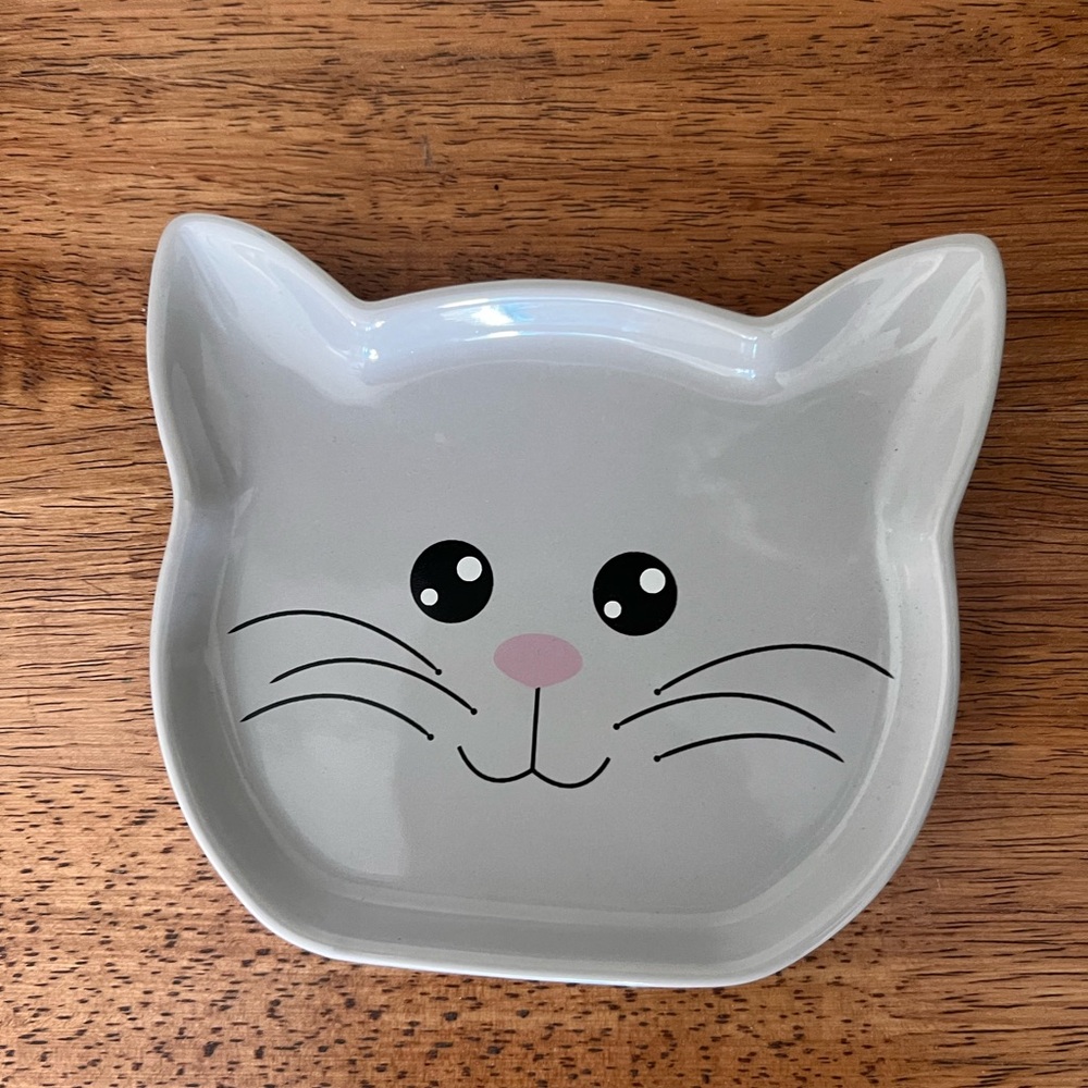 Cat shaped dish